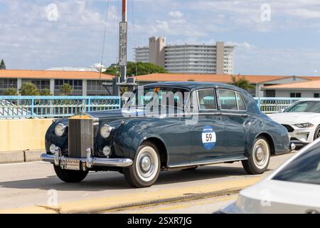 Eine Rolls Royce Silver Cloud nimmt am 25. Februar 2025 am Miglia Experience USA Florida Autorennen 1000 in Deerfield Beach, FL, Teil Stockfoto