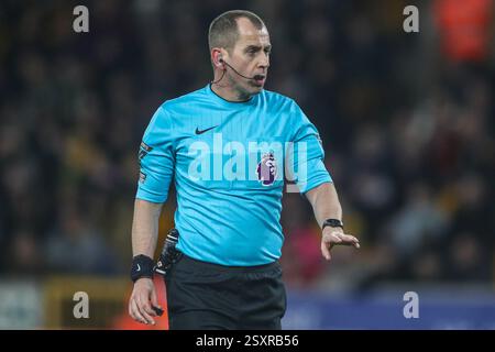 Schiedsrichter Peter Bankes gibt Anweisungen während des Premier League-Spiels Wolverhampton Wanderers gegen Fulham in Molineux, Wolverhampton, Großbritannien, 25. Februar 2025 (Foto: Gareth Evans/News Images) Stockfoto