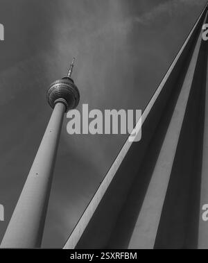 Kunstfoto des Fernsehturms in Berlin. Schwarzweißfoto des Fernsehturms in Berlin Stockfoto