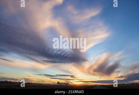 Atemberaubender Sonnenuntergang, der eine wunderschöne Landschaft mit lebhaften Farben beleuchtet Stockfoto