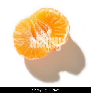 Frische rohe Mandarine isoliert auf weißem Hintergrund, Draufsicht Stockfoto