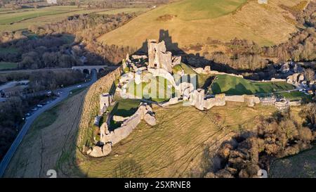 Aus der Vogelperspektive auf Corfe Castle in Dorset Stockfoto