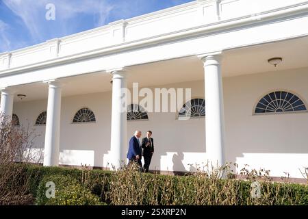 Präsident Donald Trump spaziert mit dem französischen Präsidenten Emmanuel Macron entlang der Westkolonnade, Montag, 24. Februar 2025. (Offizielles Foto des Weißen Hauses von Joyce N. Boghosian) Stockfoto