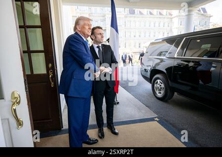 Präsident Donald Trump begrüßt den französischen Präsidenten Emmanuel Macron am Montag, den 24. Februar 2025, in der Lobby im Westflügel des Weißen Hauses. (Offizielles Foto des Weißen Hauses von Daniel Torok) Stockfoto