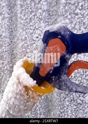 Washercar-Gerät mit Eiszapfen. Eisablagerungen auf der Ausrüstung in der Selbstbedienungs-Autowaschanlage Stockfoto