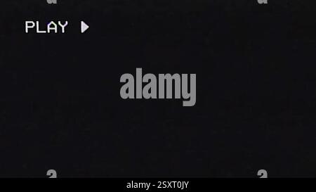 VHS-TV-Retro-Filter mit Wiedergabe auf dem Bildschirm Glitch-Overlay-Linienstruktur. Visuelle Videoeffekte Hintergrund. Stockfoto