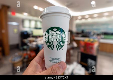 Miami, USA. Februar 2025. Starbucks Coffee Shop in Aventura, Florida am 25. Februar 2025. Starbucks hat 1.100 Arbeiter entlassen und schrumpft die Getränkekarte. Foto: Ronen Tivony/SIPA USA) *** Bitte verwenden Sie das Guthaben aus dem Kreditfeld *** Guthaben: SIPA USA/Alamy Live News Stockfoto
