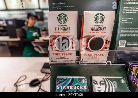 Miami, USA. Februar 2025. Starbucks Signage am 25. Februar 2025 in einem der Coffee Shops des Unternehmens in Aventura, Florida. Starbucks hat 1.100 Arbeiter entlassen und schrumpft die Getränkekarte. Foto: Ronen Tivony/SIPA USA) *** Bitte verwenden Sie das Guthaben aus dem Kreditfeld *** Guthaben: SIPA USA/Alamy Live News Stockfoto