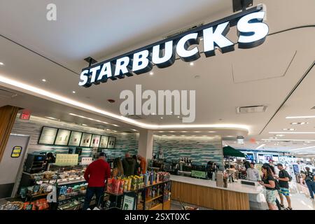 Miami, USA. Februar 2025. Starbucks Coffee Shops in Aventura, Florida am 25. Februar 2025. Starbucks hat 1.100 Arbeiter entlassen und schrumpft die Getränkekarte. Foto: Ronen Tivony/SIPA USA) *** Bitte verwenden Sie das Guthaben aus dem Kreditfeld *** Guthaben: SIPA USA/Alamy Live News Stockfoto
