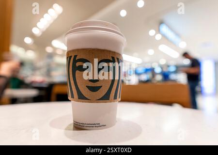 Miami, USA. Februar 2025. Ein Starbucks Café in Aventura, Florida am 25. Februar 2025. Starbucks hat 1.100 Arbeiter entlassen und schrumpft die Getränkekarte. Foto: Ronen Tivony/SIPA USA) *** Bitte verwenden Sie das Guthaben aus dem Kreditfeld *** Guthaben: SIPA USA/Alamy Live News Stockfoto