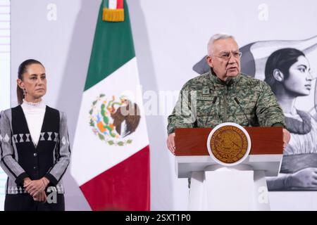 Mexiko-Stadt, Mexiko. Februar 2025. Der mexikanische Verteidigungsminister General Ricardo Trevilla, rechts, antwortet auf eine Frage eines Reporters, während Präsident Claudia Sheinbaum, links, während der täglichen Pressekonferenz in der Schatzkammer des Nationalpalastes am 25. Februar 2025 in Mexiko-Stadt, Mexiko, zusieht. Trejo diskutierte den Rückgang der täglichen Tötungen um 30 % im Vergleich zur letzten Regierung. Kredit: Juan Carlos Ramos Mamahua/Büro Der Mexikanischen Präsidenten/Alamy Live News Stockfoto