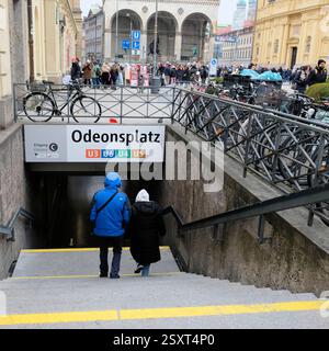 Treppen und Eingang zum U-Bahn-Umsteigebahnhof Odeonsplatz in der Münchner Innenstadt; der Odeonsplatz liegt nördlich der Altstadt. Stockfoto