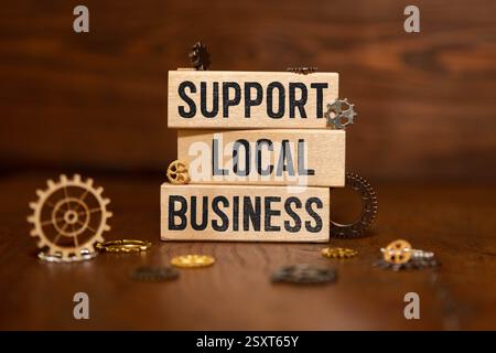 Unterstützung von lokalem Unternehmenstext, der auf der Tafel geschrieben ist. Flache Ladefläche mit Support Local Business Angebot, Weihnachtsdekoration und Einkaufstasche, Geschenkboxen und s Stockfoto
