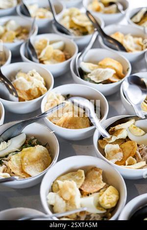 Soto Ayam ist bereit, vom Verkäufer gegessen zu werden Stockfoto