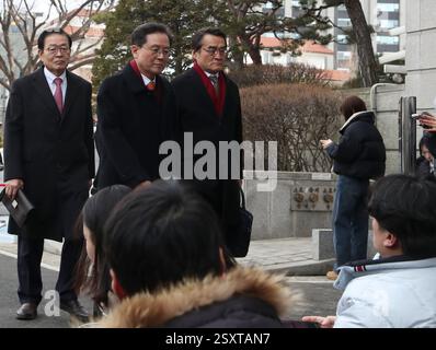 Seoul, Südkorea. Februar 2025. Das Anwaltsteam von Yoon Suk-yeol trifft am 25. Februar 2025 am Verfassungsgericht in Seoul ein. Das südkoreanische Verfassungsgericht hielt am Dienstag die elfte und letzte Verhandlung des Amtsenthebungsverfahrens von Präsident Yoon Suk-yeol ab, wobei Yoon bei seiner abschließenden Erklärung anwesend war. Quelle: Yao Qilin/Xinhua/Alamy Live News Stockfoto