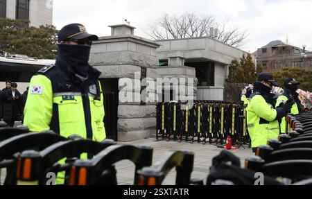 Seoul, Südkorea. Februar 2025. Polizeibeamte werden am 25. Februar 2025 vor dem Verfassungsgericht in Seoul, Südkorea, im Dienst gesehen. Das südkoreanische Verfassungsgericht hielt am Dienstag die elfte und letzte Verhandlung des Amtsenthebungsverfahrens von Präsident Yoon Suk-yeol ab, wobei Yoon bei seiner abschließenden Erklärung anwesend war. Quelle: Yao Qilin/Xinhua/Alamy Live News Stockfoto