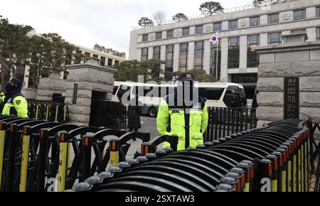 Seoul, Südkorea. Februar 2025. Polizeibeamte werden am 25. Februar 2025 vor dem Verfassungsgericht in Seoul, Südkorea, im Dienst gesehen. Das südkoreanische Verfassungsgericht hielt am Dienstag die elfte und letzte Verhandlung des Amtsenthebungsverfahrens von Präsident Yoon Suk-yeol ab, wobei Yoon bei seiner abschließenden Erklärung anwesend war. Quelle: Yao Qilin/Xinhua/Alamy Live News Stockfoto