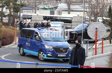 Seoul, Südkorea. Februar 2025. Ein Fahrzeug mit Yoon Suk-yeol trifft am 25. Februar 2025 am Verfassungsgericht in Seoul ein. Das südkoreanische Verfassungsgericht hielt am Dienstag die elfte und letzte Verhandlung des Amtsenthebungsverfahrens von Präsident Yoon Suk-yeol ab, wobei Yoon bei seiner abschließenden Erklärung anwesend war. Quelle: Yao Qilin/Xinhua/Alamy Live News Stockfoto