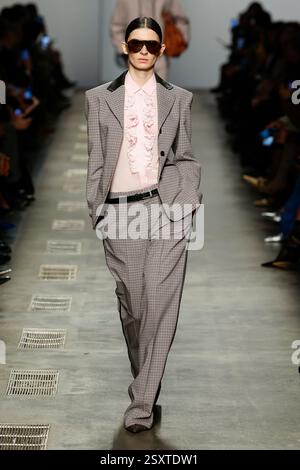 Mailand, Italien. Februar 2025. EISBERG Herbst/Winter 2025 Laufsteg während der Milan Fashion Week am 2025. Februar - Mailand, Italien 25/02/2025 Credit: dpa/Alamy Live News Stockfoto