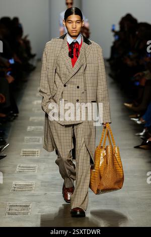 Mailand, Italien. Februar 2025. EISBERG Herbst/Winter 2025 Laufsteg während der Milan Fashion Week am 2025. Februar - Mailand, Italien 25/02/2025 Credit: dpa/Alamy Live News Stockfoto