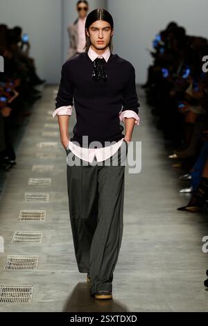 Mailand, Italien. Februar 2025. EISBERG Herbst/Winter 2025 Laufsteg während der Milan Fashion Week am 2025. Februar - Mailand, Italien 25/02/2025 Credit: dpa/Alamy Live News Stockfoto
