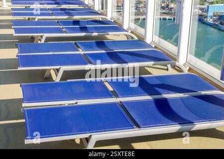 San Juan Puerto Rico, Norwegian Cruise Line NCL Breakaway Ship 11-tägige Karibische See-Reiseroute, an Bord, Kreuzfahrtdeck, Sonnenliegen, blaue Liegestühle, Stockfoto