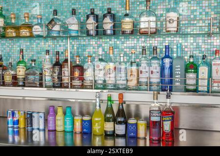San Juan Puerto Rico, Norwegian Cruise Line NCL Breakaway Ship 11-tägige Karibische See Reiseroute, an Bord im Inneren, Bar mit Flaschen, Spirituosen auswählen Stockfoto