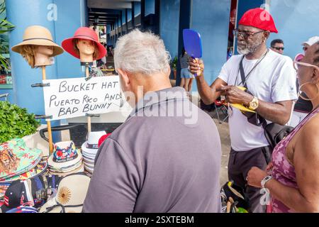 San Juan Puerto Rico, Viejo Old San Juan, Schwarzer Mann Frau Paar Shopping Browsing, Straßenverkäufer Stand, Hüte zum Verkauf, Eimer Hüte Puerto Rico Thema, Stockfoto