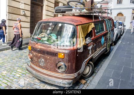 San Juan Puerto Rico, Viejo Old San Juan, in der Nähe der Calle Tizol, Vintage Volkswagen Van, klassischer VW Bus, Wohnmobil, rostiges Fahrzeug, Straßenparkplatz, Dachträger, Fahrrad Stockfoto