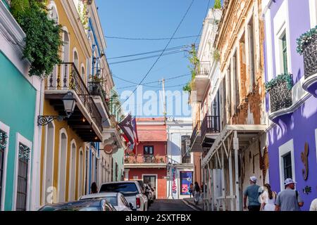 San Juan Puerto Rico, Viejo Old San Juan, Calle de San Jose, Kolonialarchitektur, farbenfrohe Gebäude, Balkone mit Pflanzen, historische Straße, Puerto Rico Stockfoto