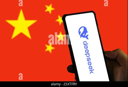 Seoul, Südkorea - 26. Februar 2025 : Smartphone mit DeepSeek Logo und chinesischer Flagge Stockfoto