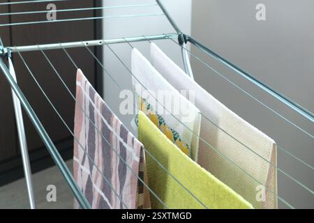 Nasse Badetücher und Flanellbettwäsche hängen und trocknen auf einem Wäschetrockner. Sauberkeit und Sauberkeit. Pflege für Zuhause und Ordnung. Stockfoto
