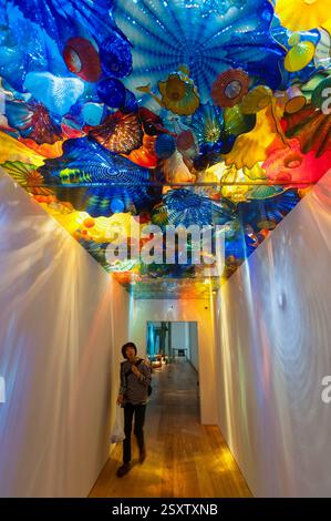 Das Foto zeigt eines der Kunstwerke des Ateliers Dale Chihuly im kürzlich eröffneten Toyama Museum of Glass Art in Toyama City, Präfektur Toyama Stockfoto