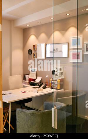 Privates Büro, Innenraum oder Möbel mit Glastür, Fenstern oder nicht stören am Arbeitsplatz. Leeres Gebäude, Stühle oder Tisch mit kreativem Schreibtisch Stockfoto