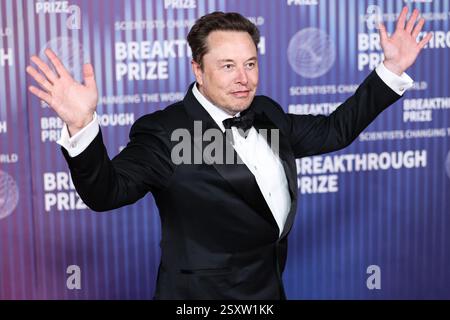 (FILE) die kanadische Petition zur Aufhebung der Staatsbürgerschaft von Elon Reeve Musk hat mehr als 250.000 Unterschriften gesammelt. MIRACLE MILE, LOS ANGELES, KALIFORNIEN, USA - 13. APRIL: Chief Executive Officer (CEO) und Produktarchitekt von Tesla, Inc., Gründer, CEO und Chefingenieur von SpaceX, Eigentümer, Chief Technology Officer (CTO) und Executive Chairman von X Corp. (Früher Twitter), Gründer von The Boring Company und XAI, Mitgründer von Neuralink, OpenAI, Zip2 und X.com (Teil von PayPal), Präsident der Musk Foundation, Senior Advisor von John Donald Trump/Präsident des US Department Stockfoto