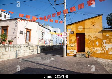 Oaxaca, Mexiko; 1. Januar 2025: Blick auf die bunten Straßen des Xochimilco-Viertels in der Stadt Oaxaca. Stockfoto