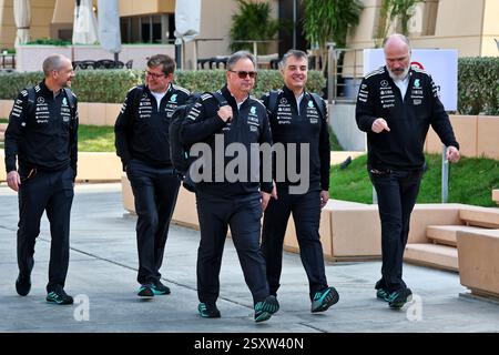 Sakhir, Bahrain. Februar 2025. Ron Meadows (GBR) Mercedes AMG F1 Sporting Director (links). 26.02.2025. Formel-1-Test, Sakhir, Bahrain, Tag 1. Das Foto sollte lauten: XPB/Alamy Live News. Stockfoto