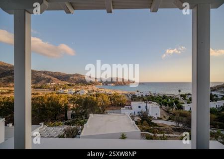IOS, Griechenland - 3. September 2024 : fantastischer Panoramablick von einem Balkon mit Blick auf den Strand von Mylopotas in iOS Griechenland Stockfoto