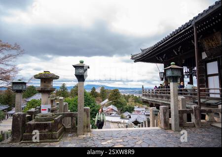 Nigatsu-dō ist ein Gotteshaus und eines der wichtigsten Bauwerke des Tōdai-JI, eines Tempels in Nara, Japan. Stockfoto