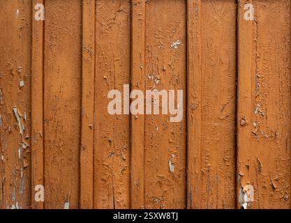 Nahaufnahme einer Holzwand, die mit Ölfarbe bedeckt ist Stockfoto