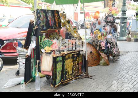 Ein Bekleidungsverkäufer verkauft Kleidung an Touristen auf einem Wagen vor dem Wat Pho, einer beliebten Touristenattraktion für Thais und Ausländer. Stockfoto