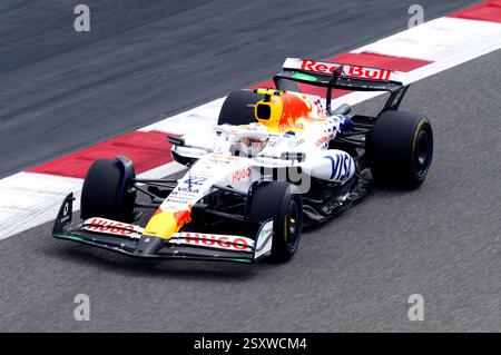 Rennbulls Fahrer Yuki Tsunoda am ersten Tag der Vorsaisontests auf dem Bahrain International Circuit, Sakhir. Bilddatum: Mittwoch, 26. Februar 2025. Stockfoto