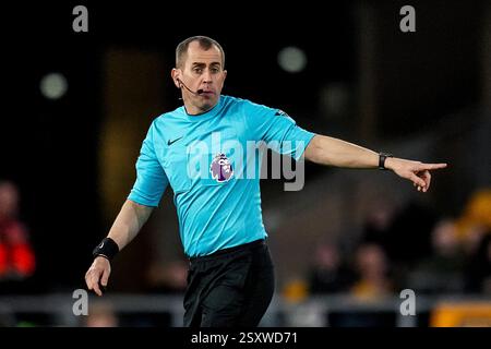 Wolverhampton, Großbritannien. Februar 2025. WOLVERHAMPTON, ENGLAND - 25. FEBRUAR: Schiedsrichter Peter Bankes gibt Gesten während des Premier League-Spiels zwischen Wolverhampton Wanderers FC und Fulham FC in Molineux am 25. Februar 2025 in Wolverhampton. (Foto: Rene Nijhuis/MB Media) Credit: MB Media Solutions/Alamy Live News Stockfoto