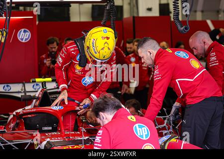 HAMILTON Lewis (gbr), Scuderia Ferrari SF-25, Porträt während der Formel 1 Aramco-Vorsaisontests 2025 der FIA Formel-1-Weltmeisterschaft 2025 vom 26. Bis 28. Februar 2025 auf dem Bahrain International Circuit in Sakhir, Bahrain Stockfoto