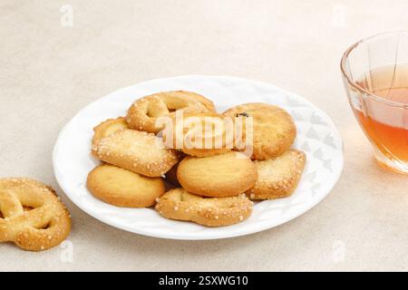 Verschiedene dänische Butterkekse, serviert auf einem weißen Teller. Stockfoto