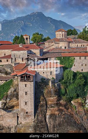 Mittelalterliches Meteora-Kloster des Großen Meteorons auf einer Felssäule in den Meteora-Bergen, Thessalien, Griechenland. Stockfoto