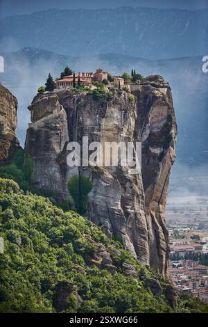 Mittelalterliches Meteora-Felsen-topp-Kloster der Heiligen Dreifaltigkeit, (Agia Triada, Ayías Triádhos, Ayia Triada) Meteora, Griechenland Stockfoto