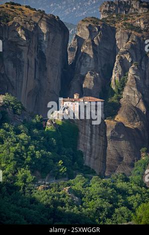 Mittelalterliches Meteora-Kloster St. Rousanou (Μονή Ρουσάνου) auf einer Felssäule im Meteora-Gebirge, Thessalien, Griechenland. Stockfoto