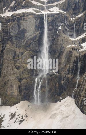 Wasserfall Grande Cascade im Bergkessel Gavarnie (Nationalpark Pyrenäen, Midi-Pyrénées, Frankreich) ESP: Gran Cascada del circo de Gavarnie Stockfoto