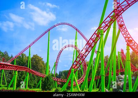 Allgemeiner Blick auf den Sommer-Vergnügungspark und die Wendungen der Achterbahn im Stadtpark. Stockfoto